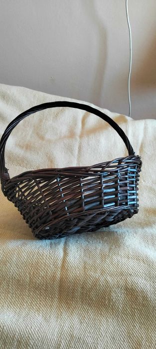 Продавам дървена кошничка