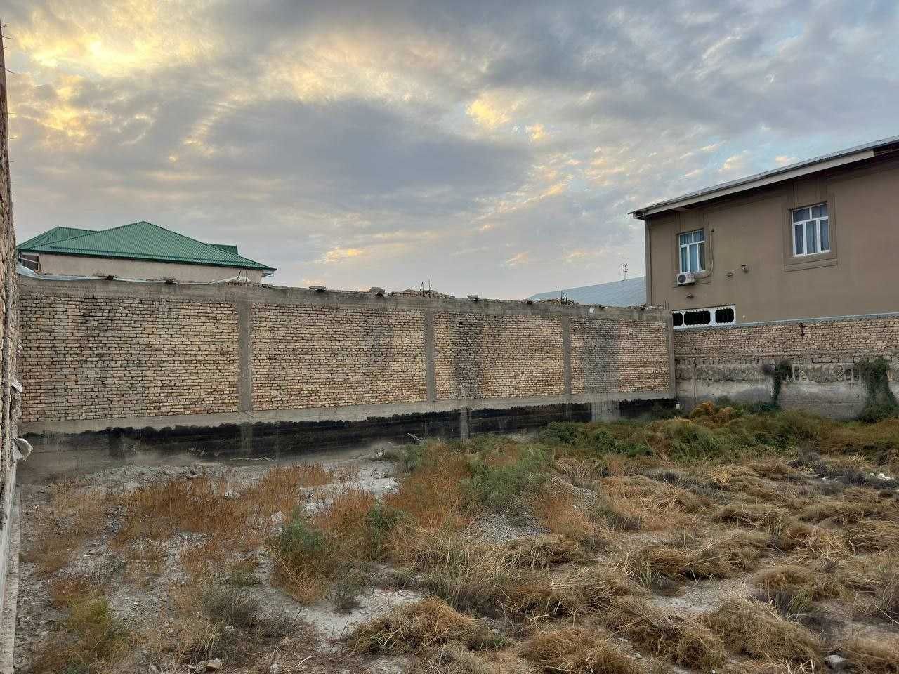 4,5 sotixli zikrini uchastka qilishga mo'ljallangan joy sotiladi.