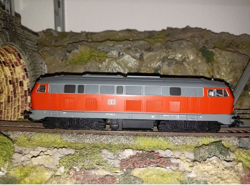 Locomotiva diesel piko BR218 

Lumini in funcție de direcția de mers
T