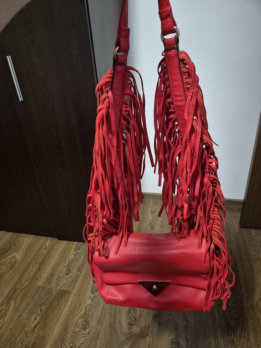Geantă rosie cu franjuri