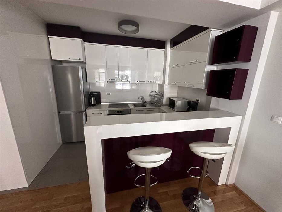 Дава се под наем Двустаен апартамент в Бургас, Център - 72 кв.м за 229.5 € - Снимка #1