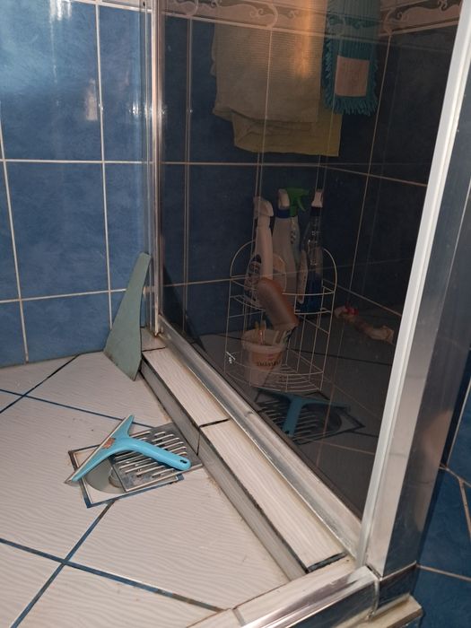 Cabină pentru duș pe colț