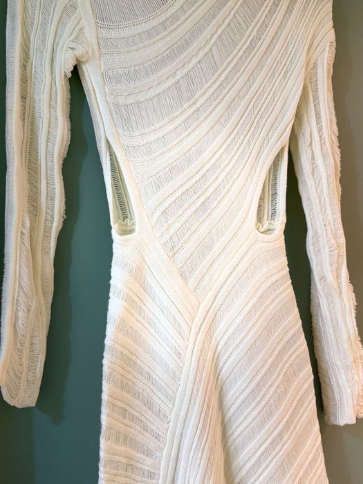 Бяла плетена рокля по тялото