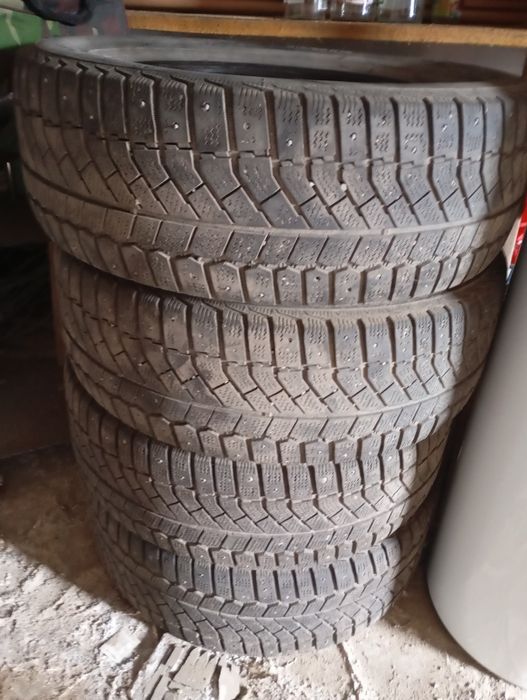 Продам зимние шины на 215на60на16