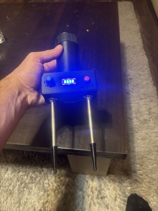 Asomator pe acumulatori pentru porci