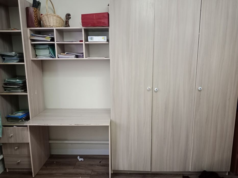 Шкаф для белья и полки для книг с партой