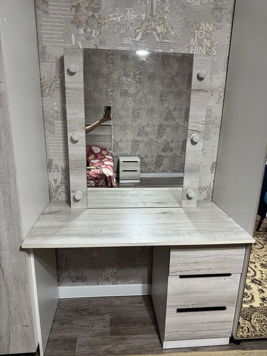 Продам письменный/рабочий стол с зеркалом (с лампами)