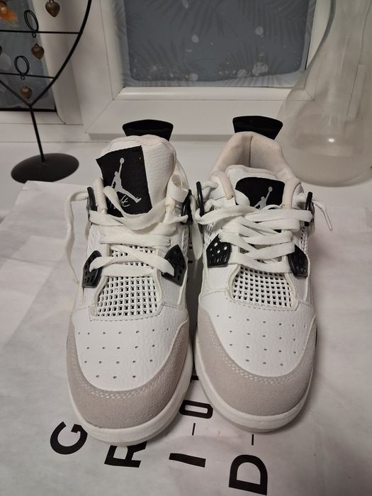 Adidași noi fără eticheta