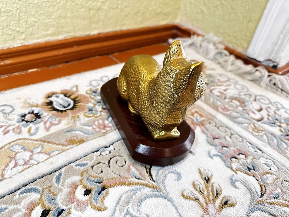 статуэтка золотого кота,
