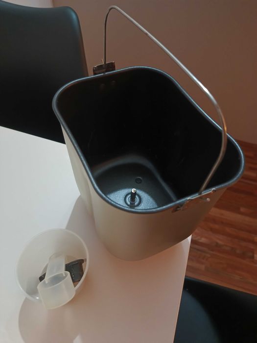 Mașină de pâine Heinner HBM-690W.