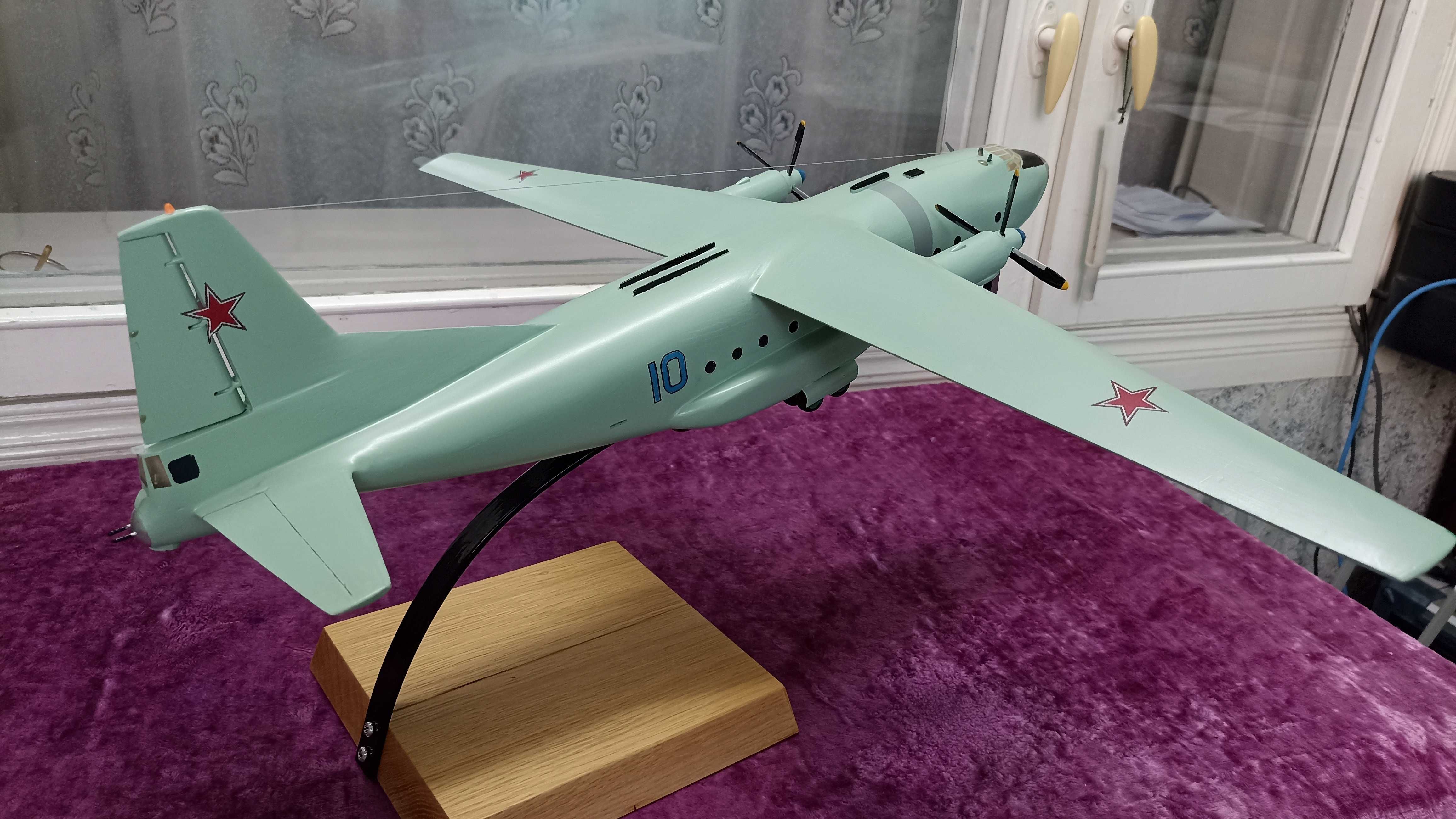 продаётся самолёт ан8  выполнен полностью из ерева
