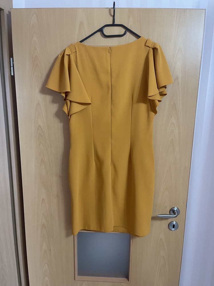 Rochie de lungime medie de o culoare portocalie/muștar