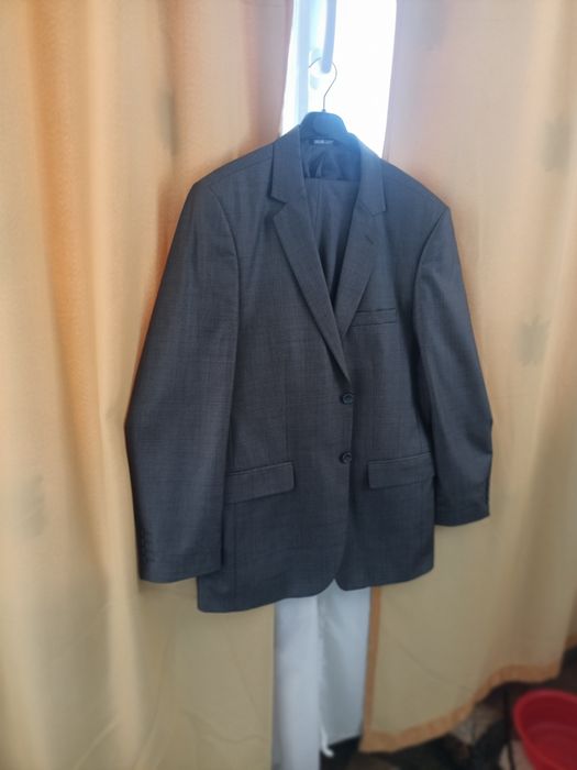 Vând costum in stare foarte buna
