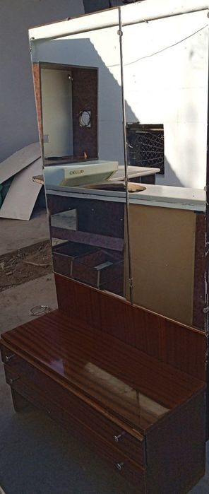 Продам свои кухонные мебели очень хорошее состояние прочный материал