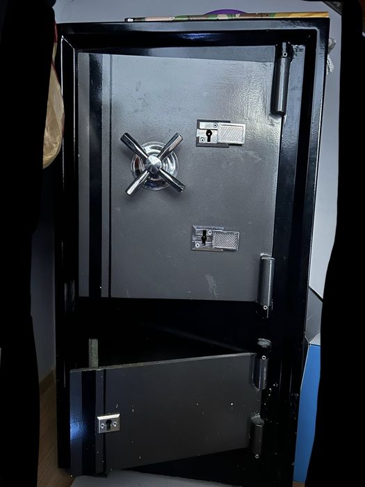 Сейф метровый (2х секционный, металлический, огнеупорный)