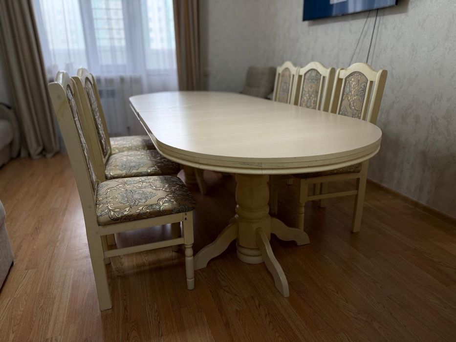 Стол со стульями в столовую