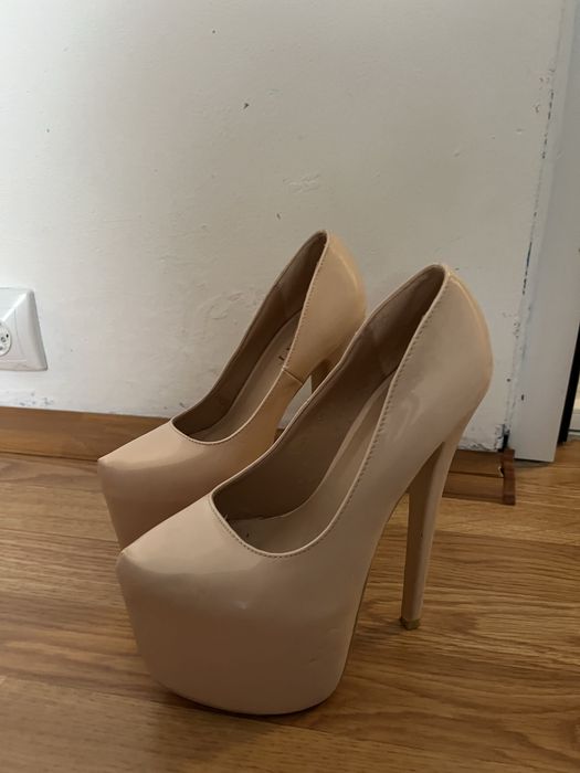 Vand pantofi cu toc inalt culoare bej