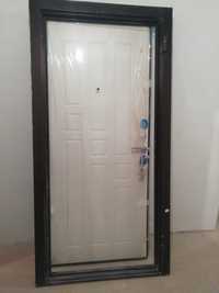 Продается входная металлическая дверь коричневого цвета.  Размеры 2м×0