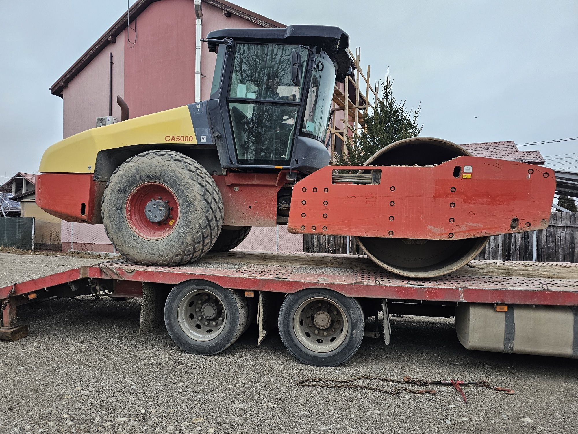 Închiriem cilindru compactor