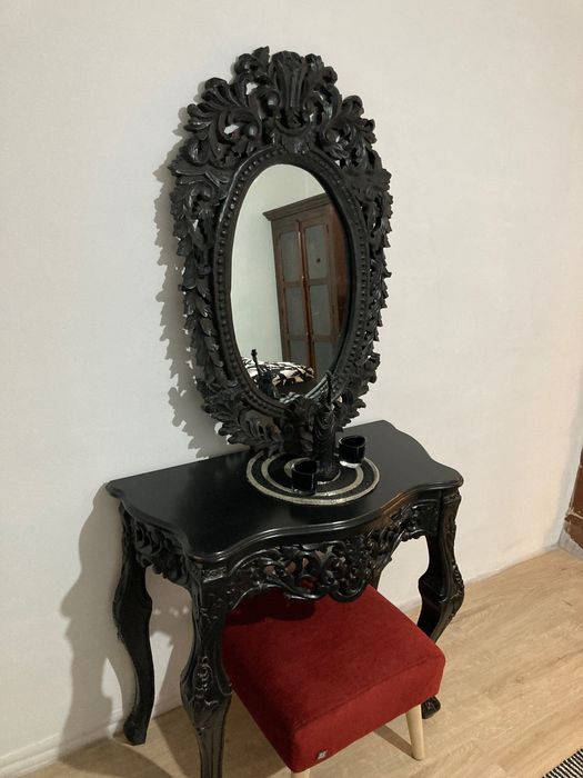 Vând masă de machiaj cu oglindă din lemn masiv