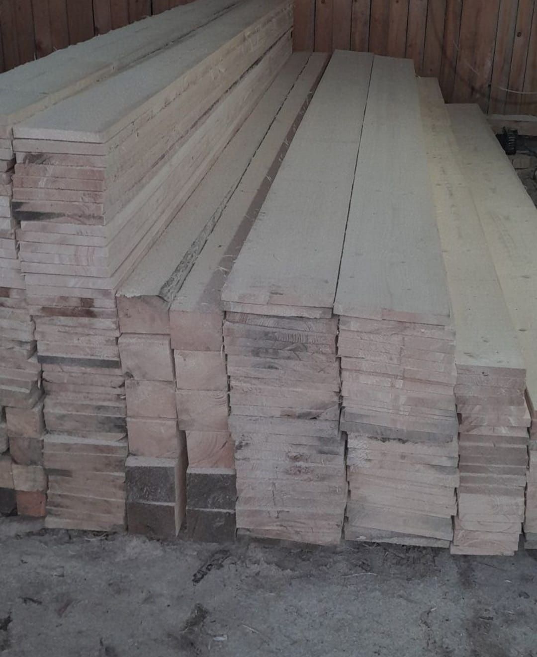 Vând material lemnos pentru construcții, scândură, grinzi, corni, leț