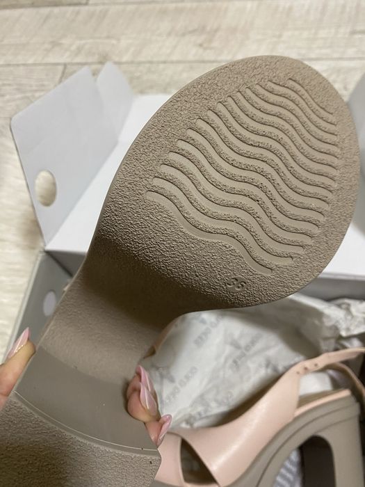 Sandale noi in cutie , bej , cu toc si platforma