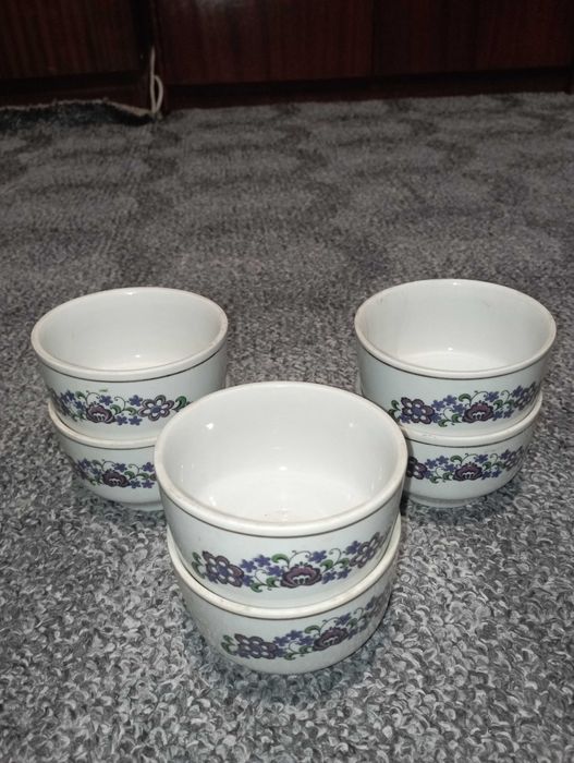 Нови и използвани чинии и купи