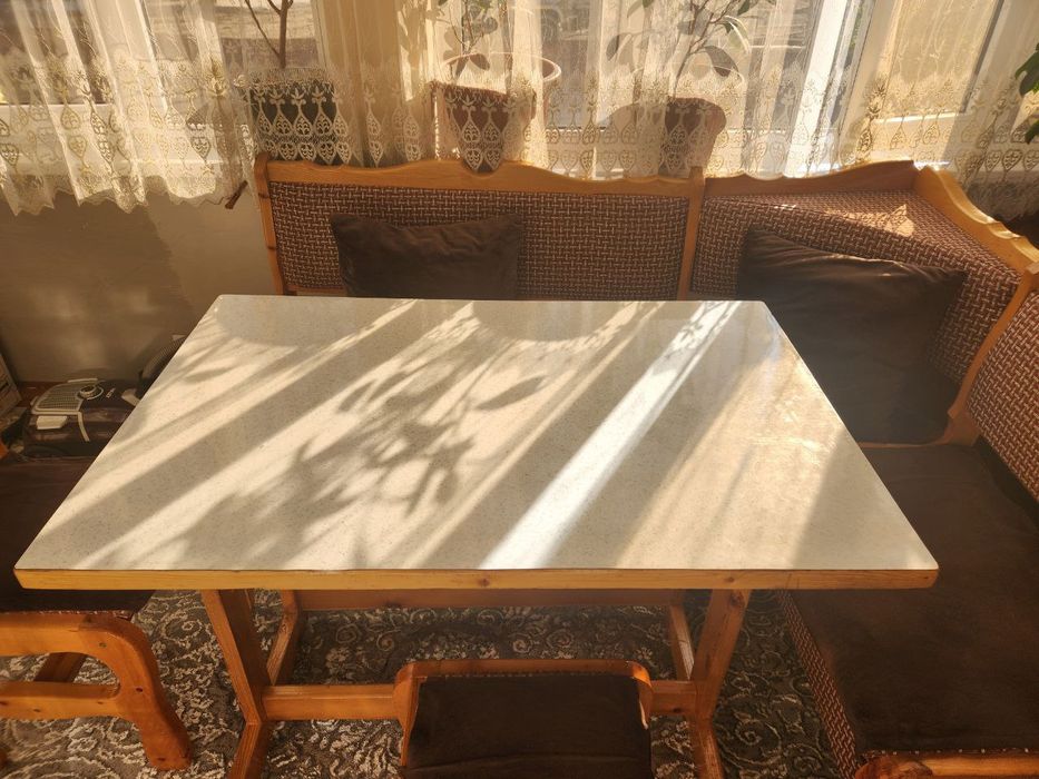 Кухонный уголок со стульями. В хорошем состояние