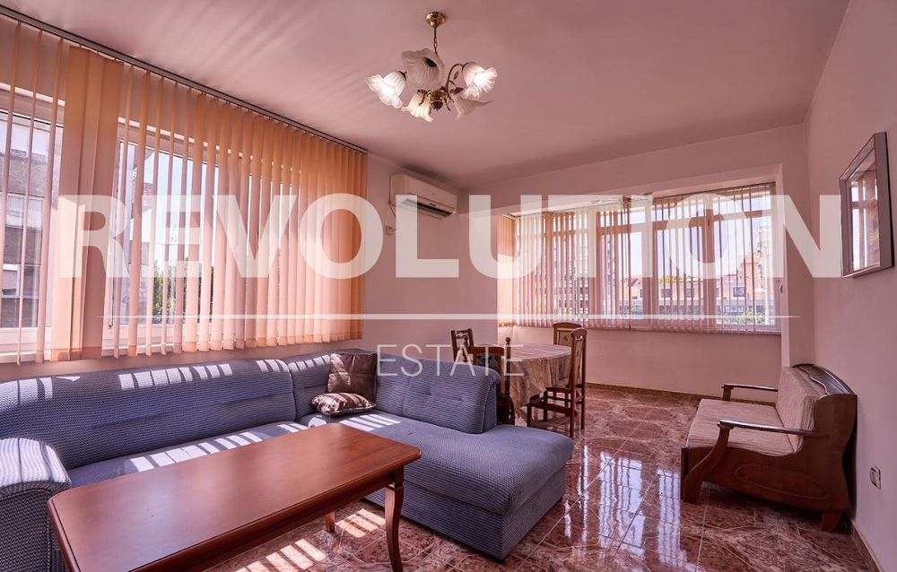 Дава се под наем Тристаен апартамент в Пловдив, Център - 100 кв.м за 460 € - Снимка #1