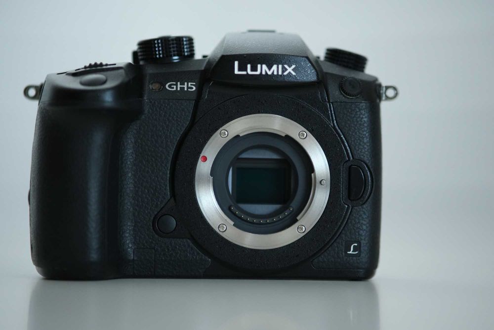 Продавам фотоапарат Panasonic  GH5 в комплект с обективи и аксесоари.