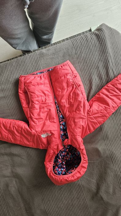 Geaca the north face cu 2 fete pt toamna/primavara 3 ani