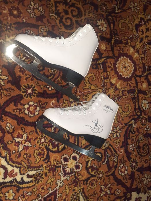 продам женские коньки фигурные