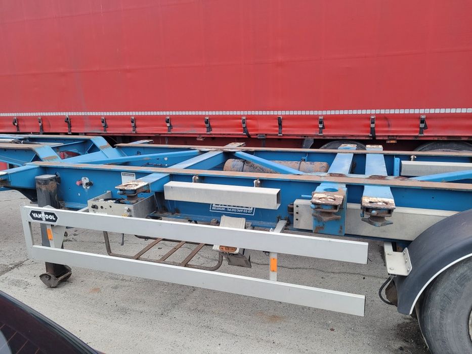 Semi  remorcă  containere