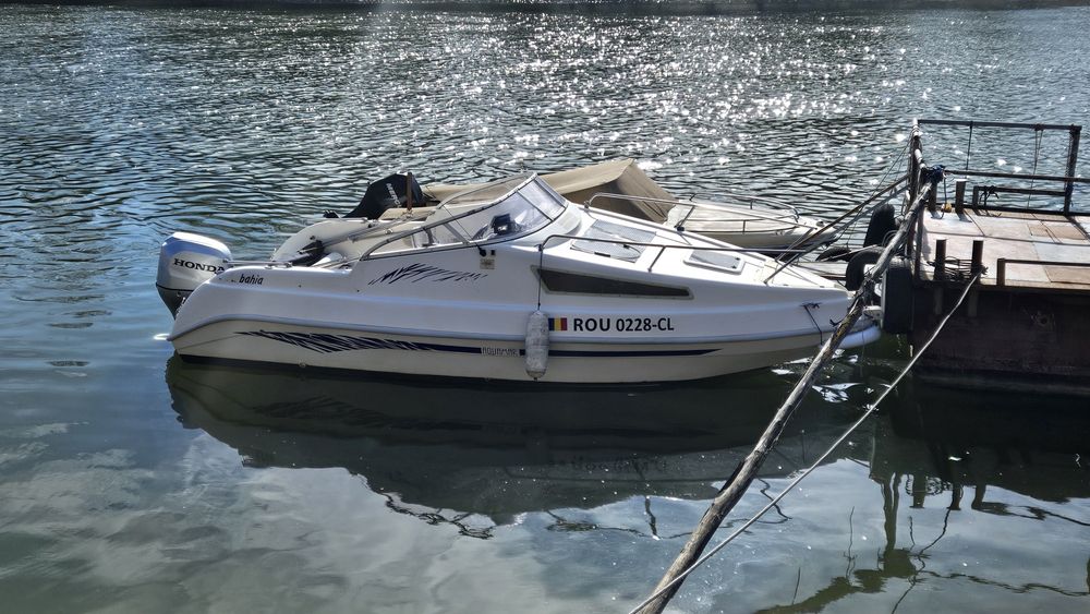 Vand barca cabinata + motor 100cp nou + peridoc