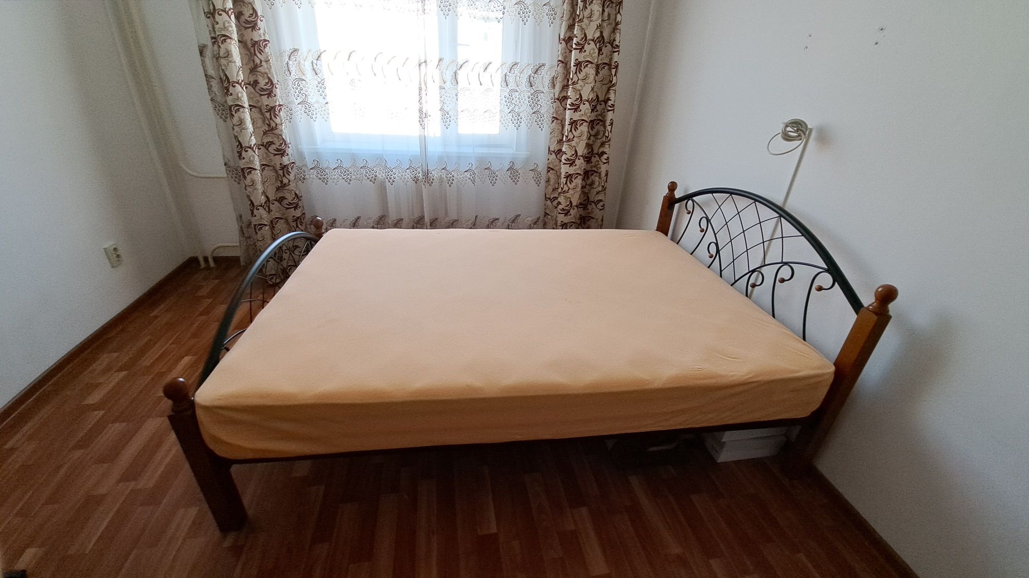 Кровать с матрасом