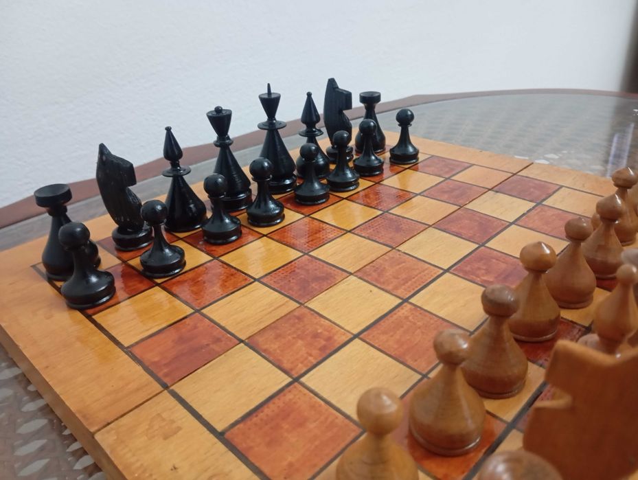 Шах с дървени фигури