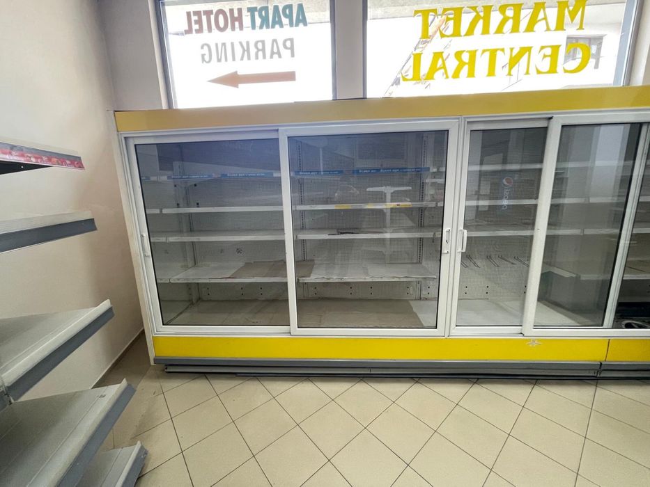 Стенна хладилна витрина