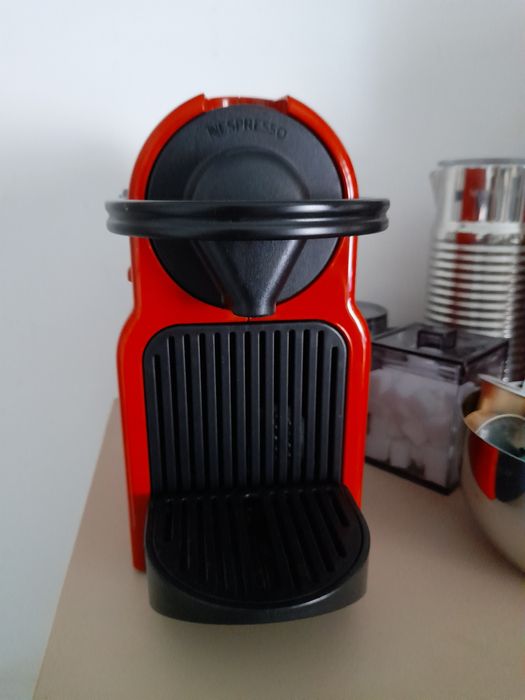 Espressor Nespresso Inissia rosu, stare excelenta