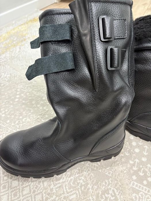 Спец. Одежда и кожаные сапоги