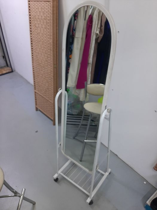 Зеркало, стул, вешалки