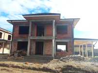 Casa la roșu   in constructie Blejoi .Loturi teren intravilan.