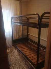 Продам двухярусную кровать, металл,надёжная,крепкая,с лестницами,