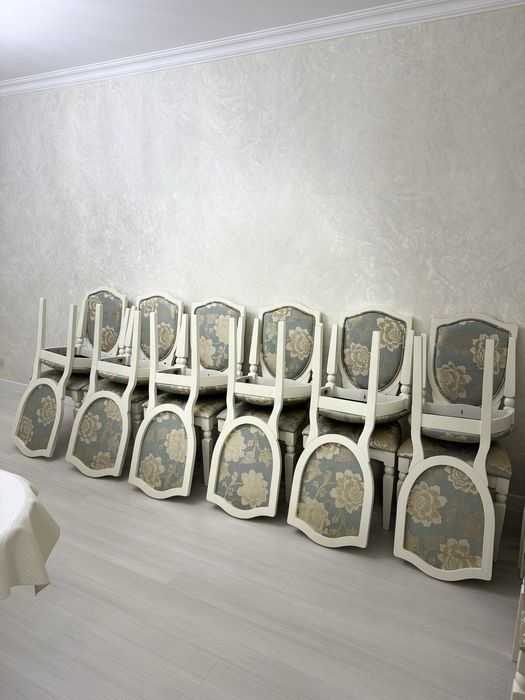 Стулья 16 шт. Каждая по 20 тыс. Стол от 2 до 5 метров. 250тыс