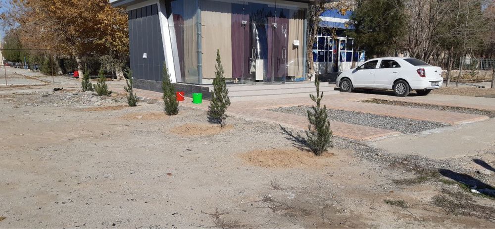 Lomonosnova 17.  17 - 7 maktab oldida dukon sotiladi