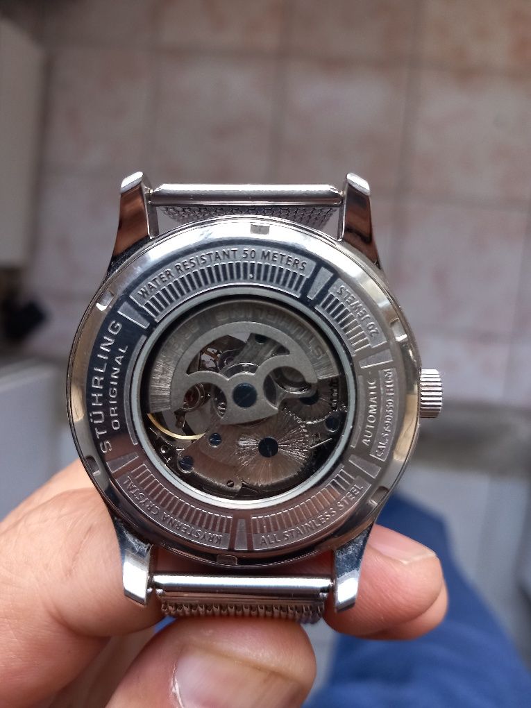 Продавам автомат ичен часовник Stuhrling