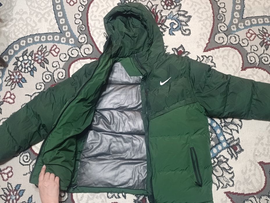 Куртка подростковая, зеленая и синяя.