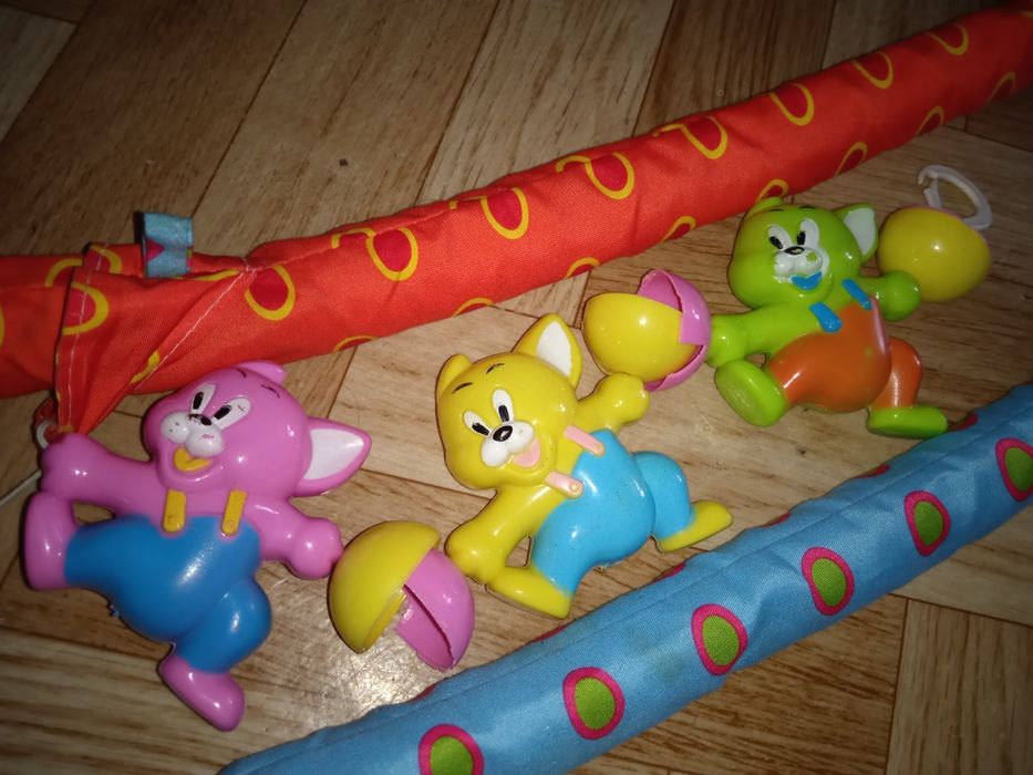 ПРОДАМ поролоновую ПОДВЕСКУ с ИГРУШКАМИ ! Для детской кровати.