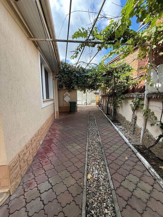 Ofer spre închiriere Casa cu 3 camere pe un nivel zona 14 Mai