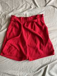 Червени къси панталони