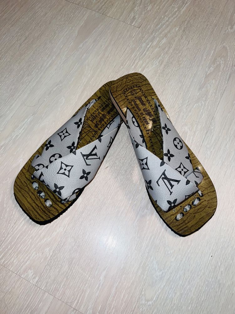 Papuci sandale Louis Vuitton gri